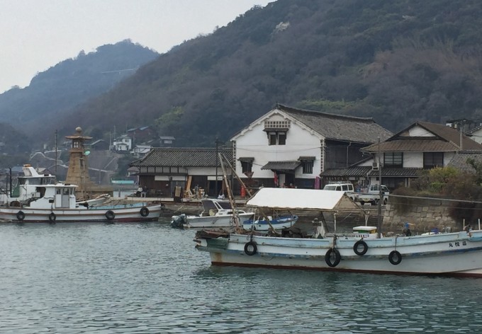 鞆の浦まで一時間のドライブ。江戸時代の石の灯台や町並みを散策。