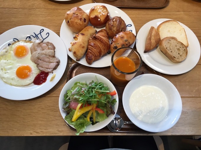 早めの予約で焼き立てパン食べ放題の朝食が付いていました。