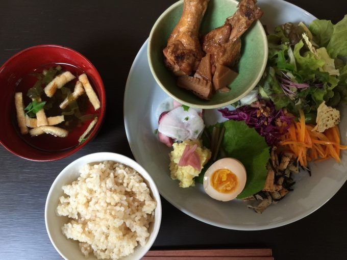 手間をかけ丁寧に作られたランチ（日・月）。木・金・土は南インドカレープレートだそう。そちらも是非食したい。