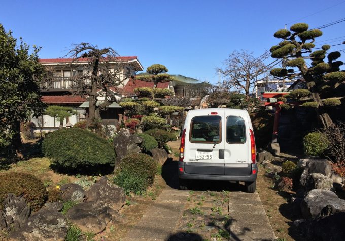 71歳で亡くなった義父はいなせな庭師だった。その義父が造った庭を眺め偲ぶ（写真は冬）右奥にお稲荷さんの鳥居がある。